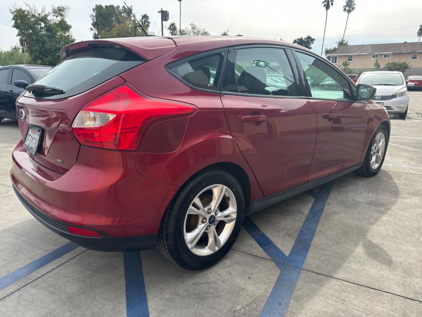 2014 RED /Gray Ford Focus Cloth (1FADP3K24EL) with an 4 Cylinders engine, Automatic transmission, located at 30 S. Berkeley Avenue, Pasadena, CA, 91107, (626) 248-7567, 34.145447, -118.109398 - Good Value! Good MPG! - Photo#4